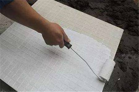 瓷砖背胶沾灰怎么打理 瓷砖背胶施工如何做好防护